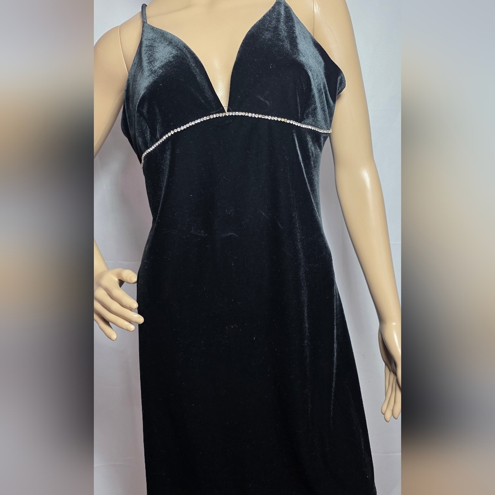 Elegant Black Velvet Dress with Rhinestone Detail